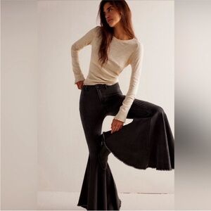 FREE PEOPLE WE THE FREE TWIRL ON
MID RISE CROP FLARE JEANS